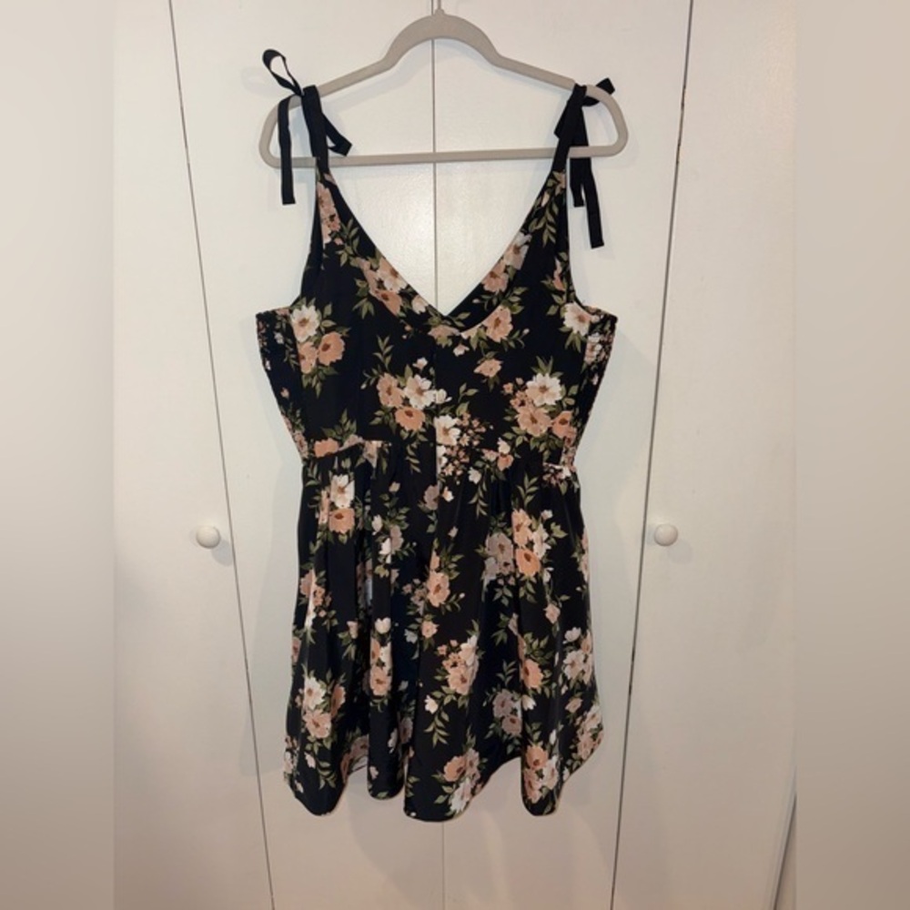 Old Navy Black Floral Mini Dress w Flouncy Skirt and Pockets